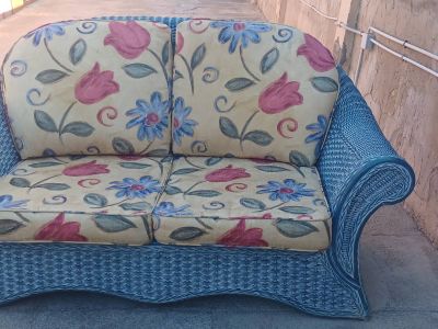 Gartensofa aus natürlichem Rattan.