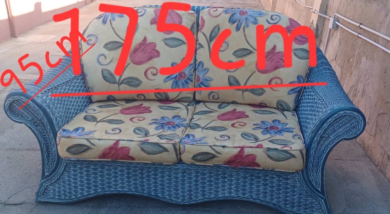 Gartensofa aus natürlichem Rattan.