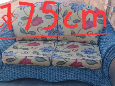 Gartensofa aus natürlichem Rattan.