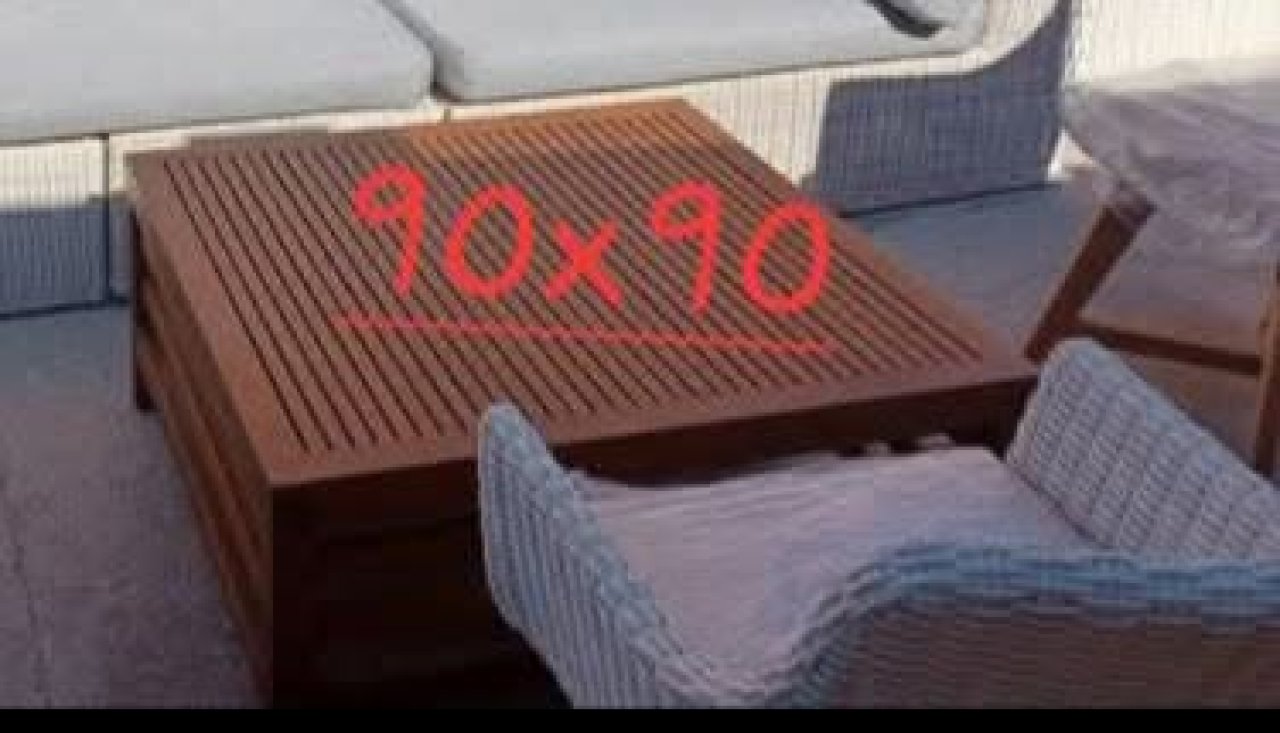 Gartentisch aus Teak.