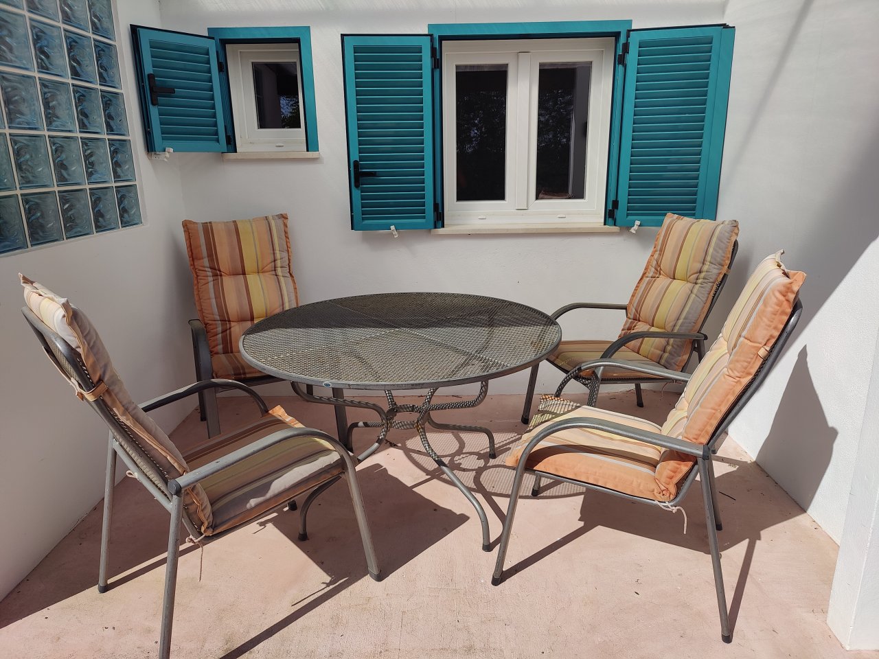 Garden table with 4 chairs and cushions