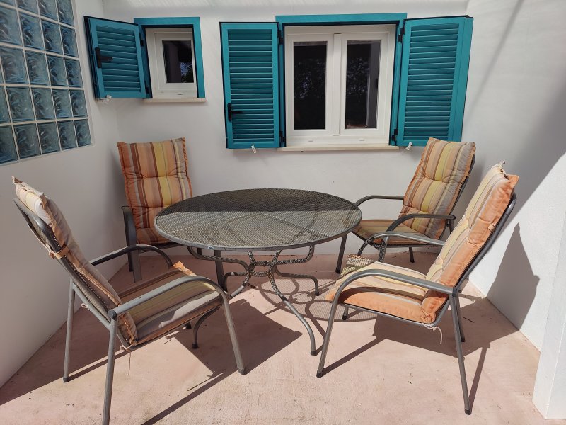 Garden table with 4 chairs and cushions