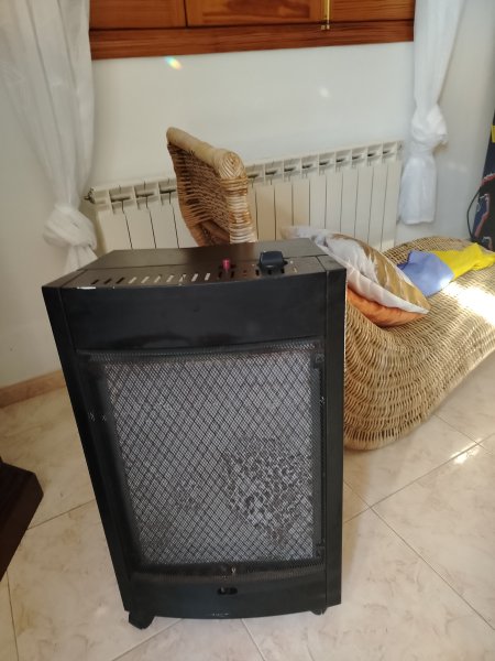 Gasofen mit zwei Gasflaschen