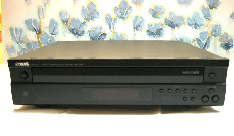 Se ofrece unidad única: YAMAHA CDC-585, cambiador de CD, 5 discos, 12W, con mando a distancia, Andratx