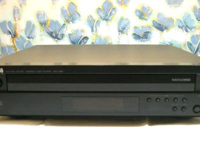 Se ofrece unidad única: YAMAHA CDC-585, cambiador de CD, 5 discos, 12W, con mando a distancia, Andratx