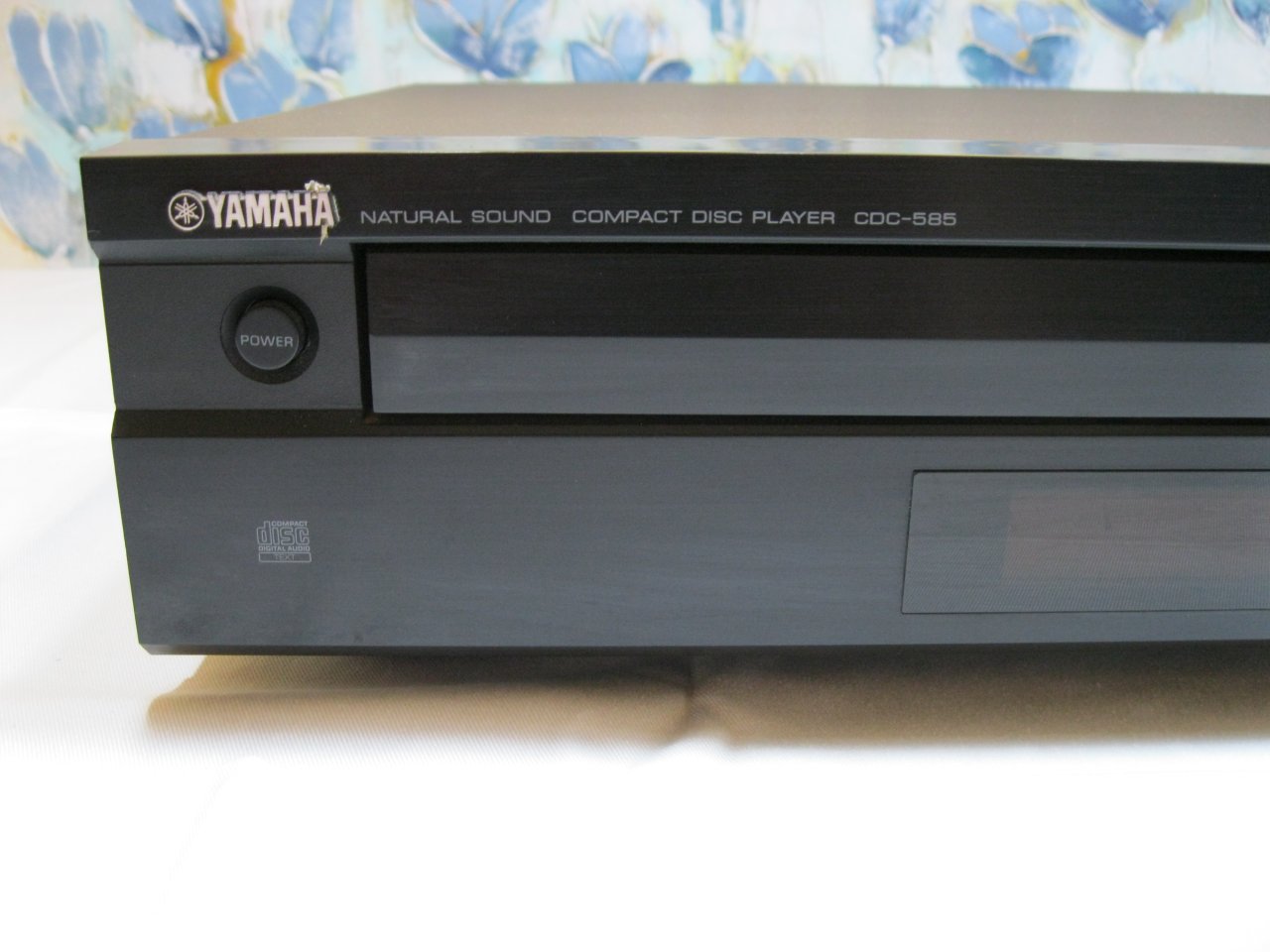 Se ofrece unidad única: YAMAHA CDC-585, cambiador de CD, 5 discos, 12W, con mando a distancia, Andratx