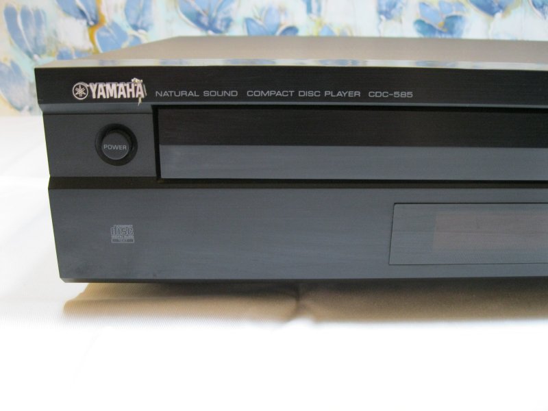 Se ofrece unidad única: YAMAHA CDC-585, cambiador de CD, 5 discos, 12W, con mando a distancia, Andratx
