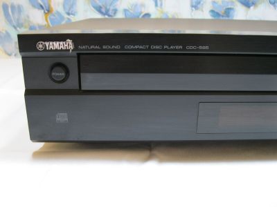 Se ofrece unidad única: YAMAHA CDC-585, cambiador de CD, 5 discos, 12W, con mando a distancia, Andratx