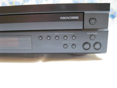 Se ofrece unidad única: YAMAHA CDC-585, cambiador de CD, 5 discos, 12W, con mando a distancia, Andratx