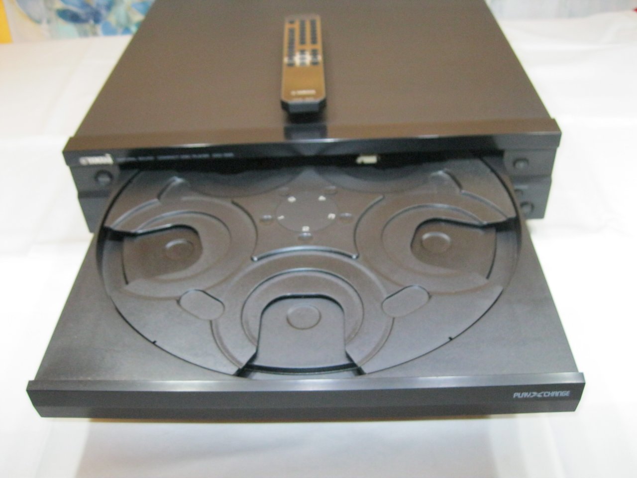 Se ofrece unidad única: YAMAHA CDC-585, cambiador de CD, 5 discos, 12W, con mando a distancia, Andratx