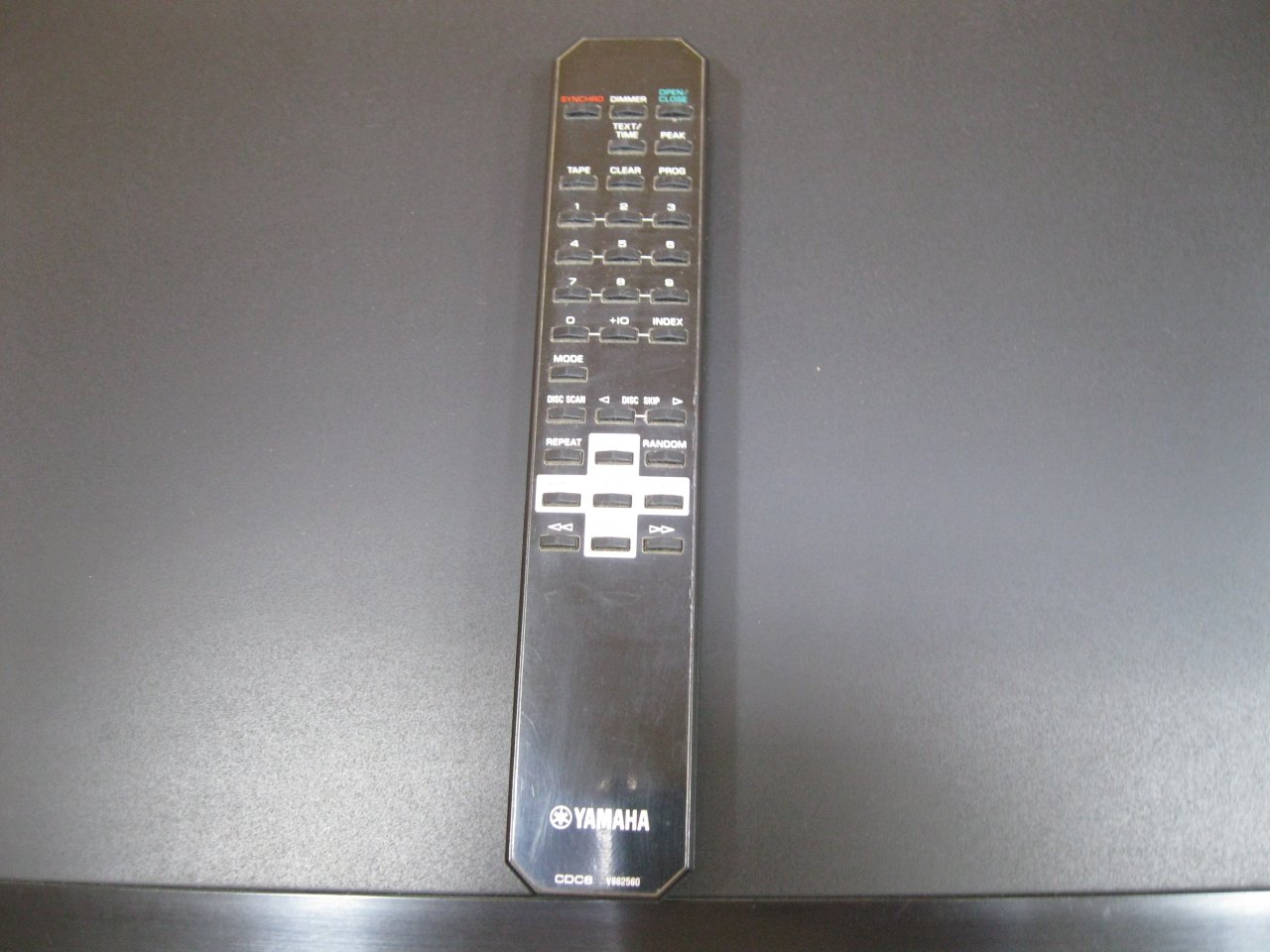 Se ofrece unidad única: YAMAHA CDC-585, cambiador de CD, 5 discos, 12W, con mando a distancia, Andratx