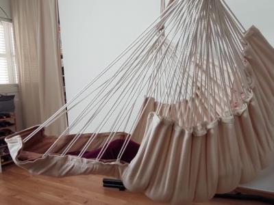 Gemütlicher Hängestuhl mit Metallgestell – Komfort für entspannte Stunden