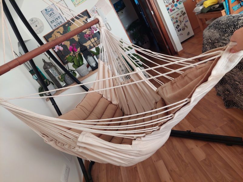 Gemütlicher Hängestuhl mit Metallgestell – Komfort für entspannte Stunden