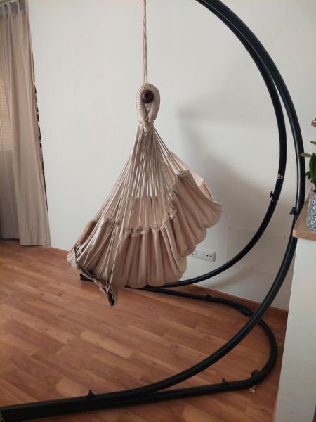 Gemütlicher Hängestuhl mit Metallgestell – Komfort für entspannte Stunden