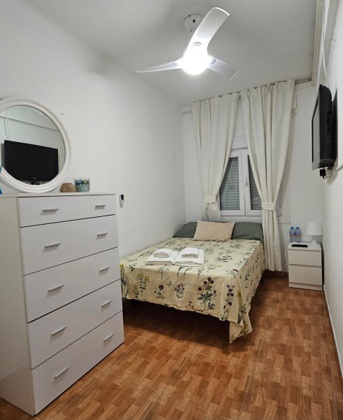 Acogedora habitación para viajeros diarios con baño pequeño