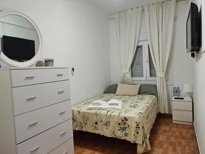 Acogedora habitación para viajeros diarios con baño pequeño