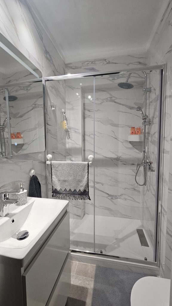 Acogedora habitación para viajeros diarios con baño pequeño