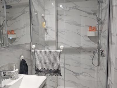 Acogedora habitación para viajeros diarios con baño pequeño