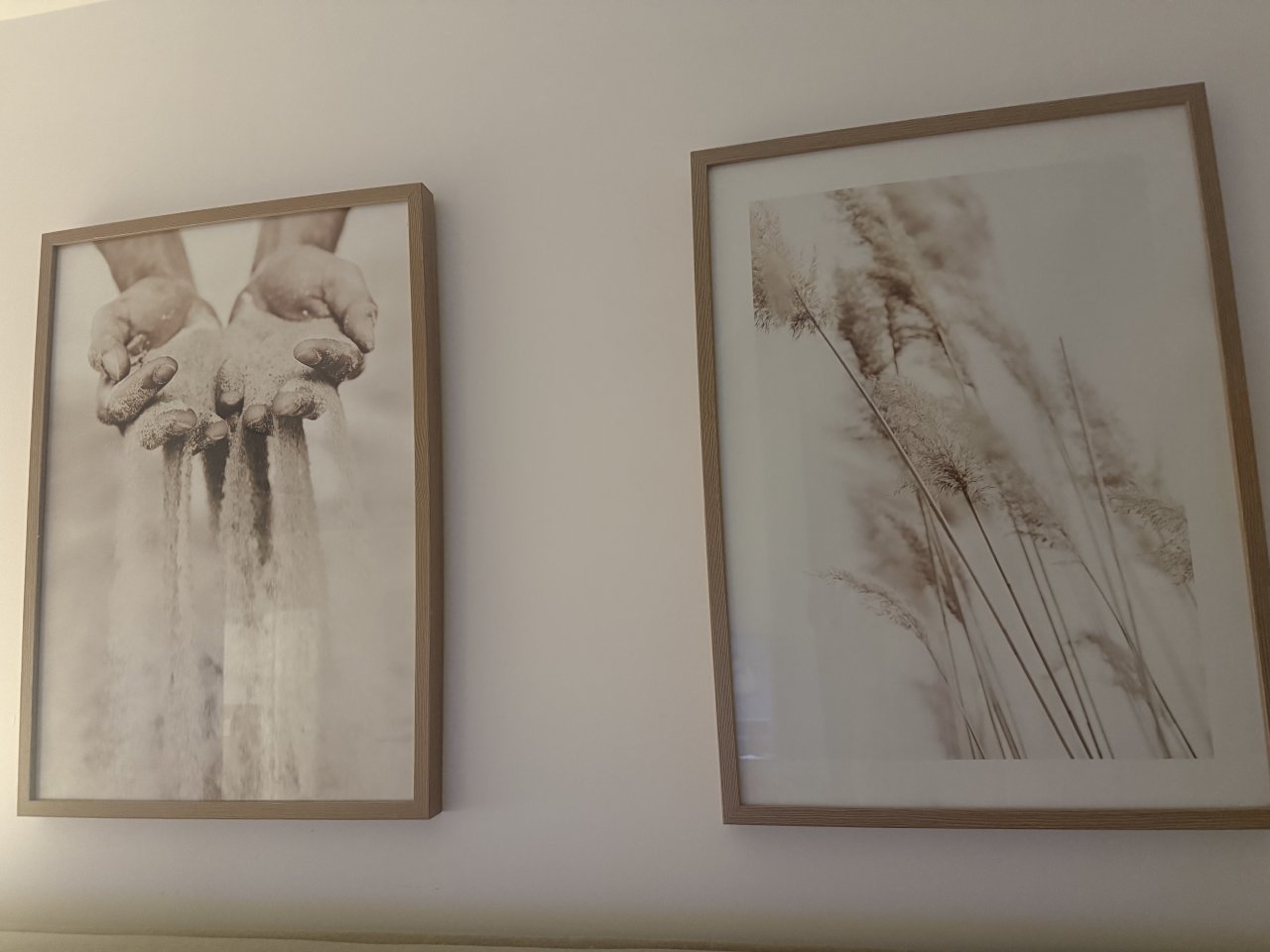 Gerahmte Bilder, beige mit Holzrahmen