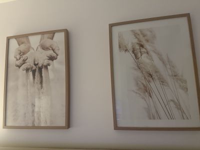 Gerahmte Bilder, beige mit Holzrahmen