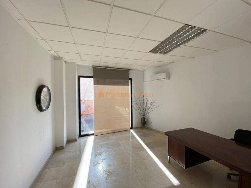 Commercial premises on the corner – Avenida del Torrent, Manacor