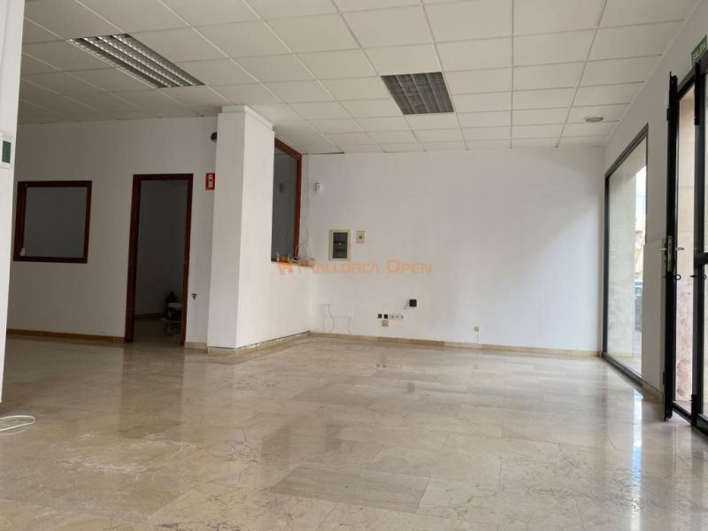 Commercial premises on the corner – Avenida del Torrent, Manacor