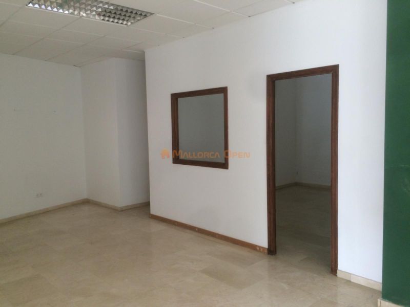 Commercial premises on the corner – Avenida del Torrent, Manacor