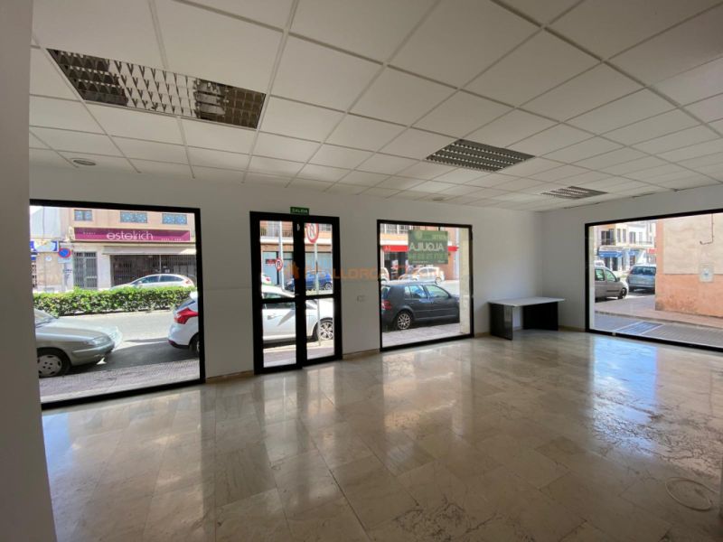 Commercial premises on the corner – Avenida del Torrent, Manacor