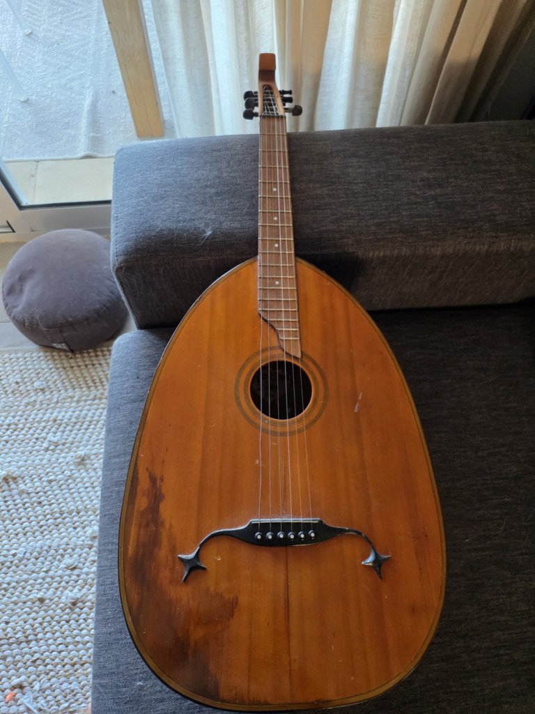 Gitarrenlaute / Lautengitarre  Nachbau, 6 Saiten, gewölbter Holzkorpus