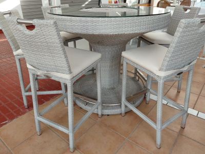 Glastisch mit 6 Stühlen