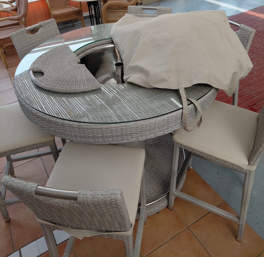 Glastisch mit 6 Stühlen