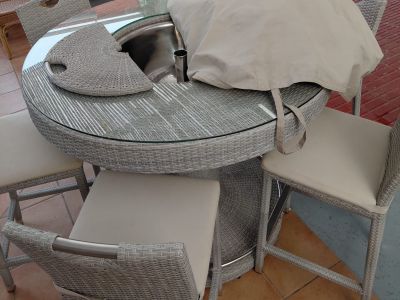 Glastisch mit 6 Stühlen