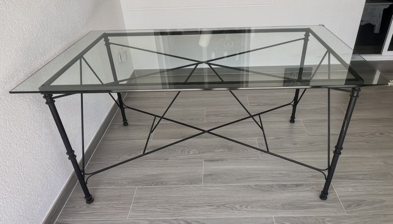 Glastisch mit Metallgestell