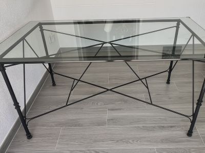Glastisch mit Metallgestell