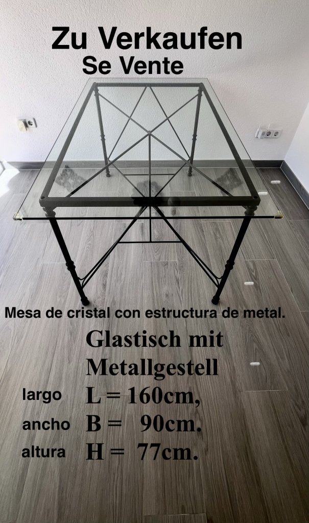 Glastisch mit Metallgestell