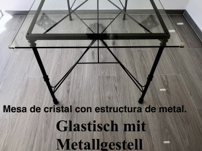 Glastisch mit Metallgestell