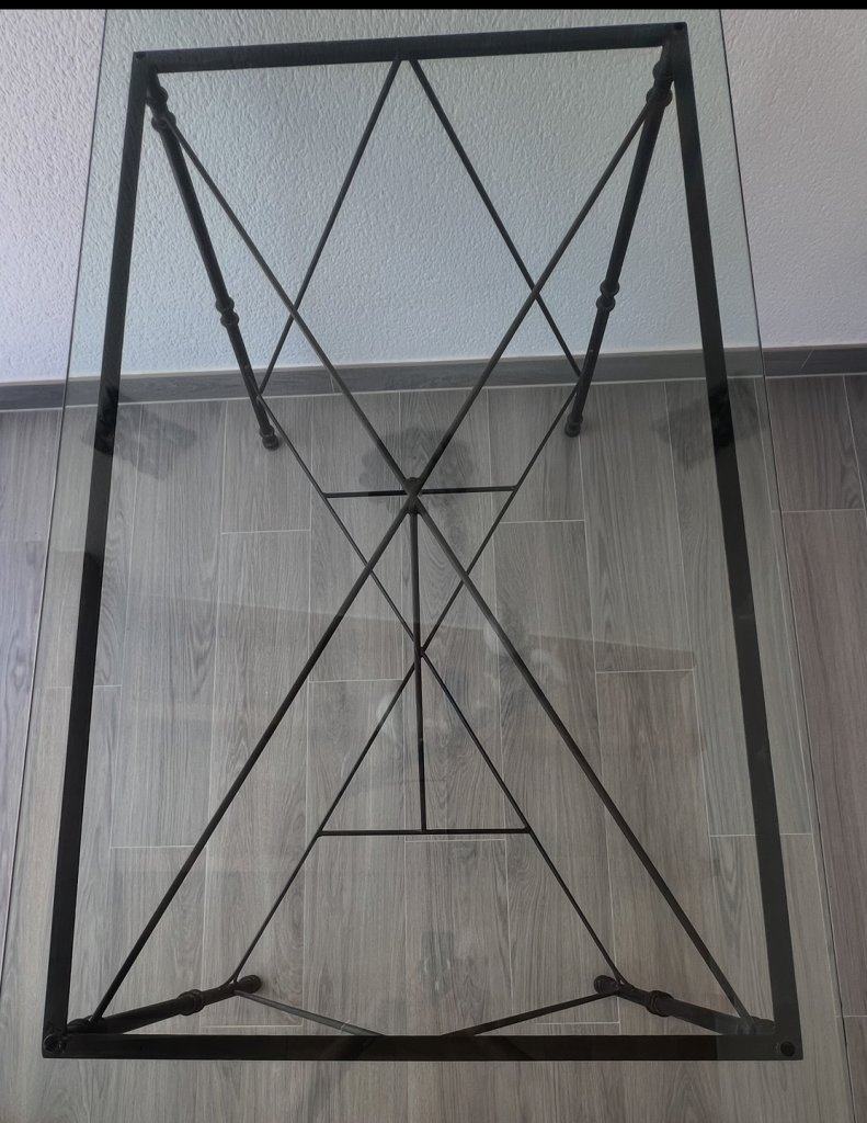 Glastisch mit Metallgestell