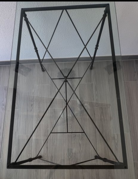 Glastisch mit Metallgestell