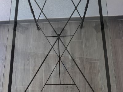 Glastisch mit Metallgestell