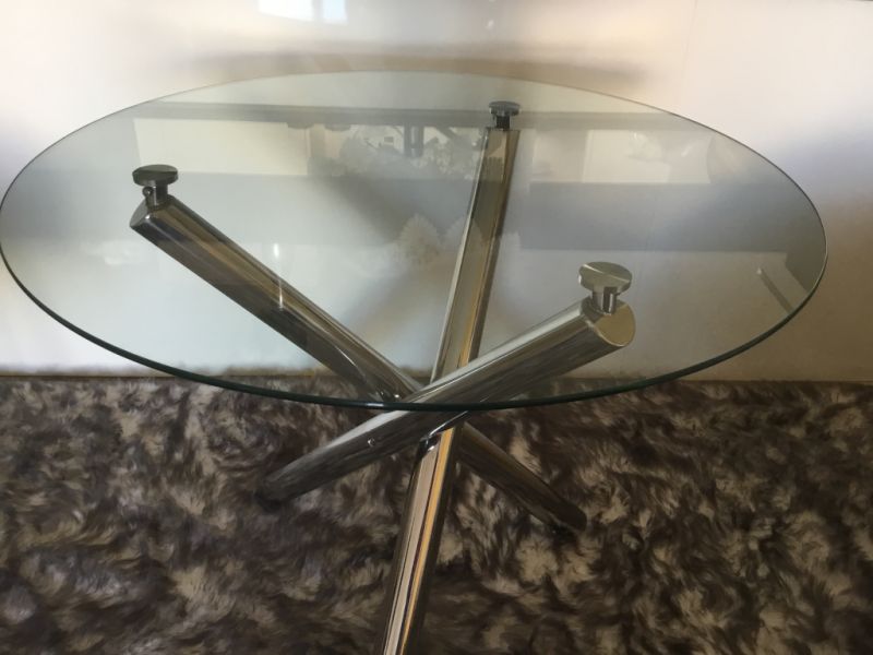 Mesa de cristal y dos sillones