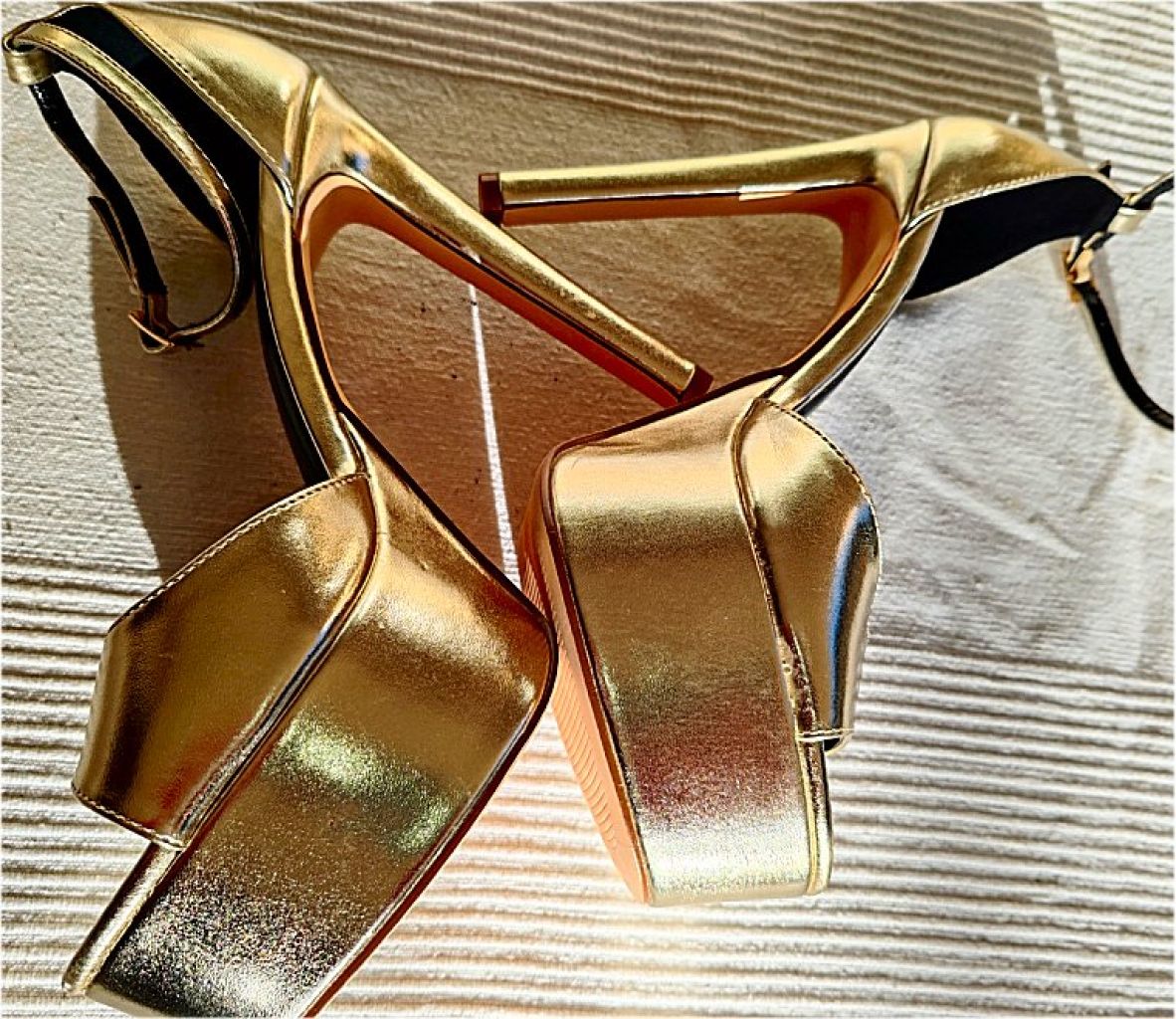 goldene High-Heel-Plateau-Sandalen der Marke Tulipano, Gr. 38, wie Neu