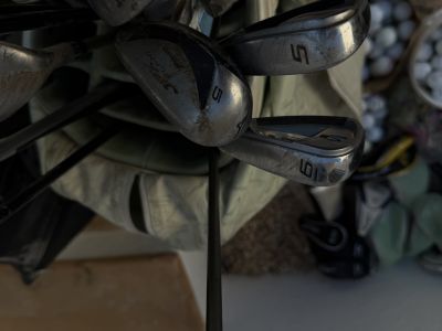 Golf Konvolut: 300 Bälle,34 Schläger,3 Golf-Trolley (2 elektrisch),4 Bags etc.