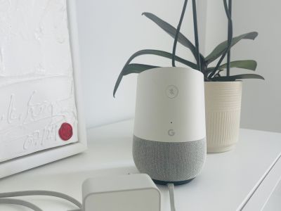 Google Home Smart Speaker Weiß/Grau- WLAN Google Assistant- voll funktionsfähig