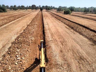 Gräben für Oliven-, Wein-, Obst-, Johannisbrot- und Mandelplantagen usw.