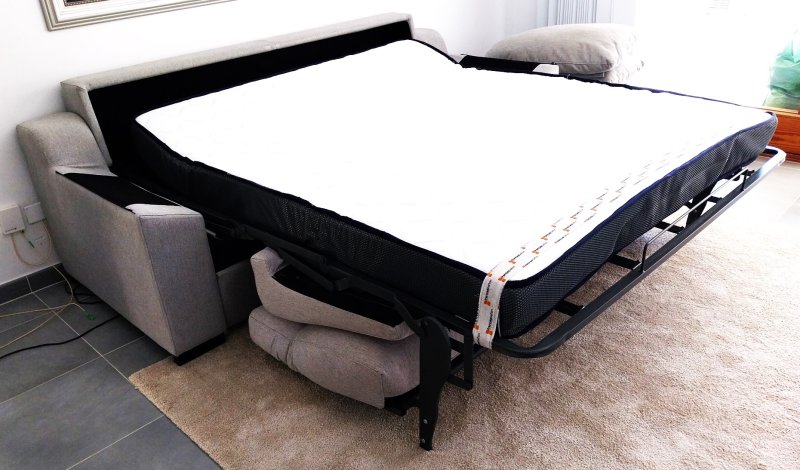 Graues Schlafsofa