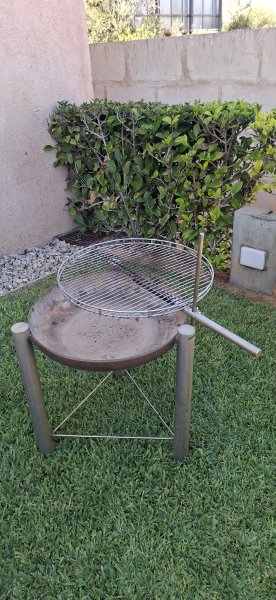 GRILL WITH FIRE BOWL