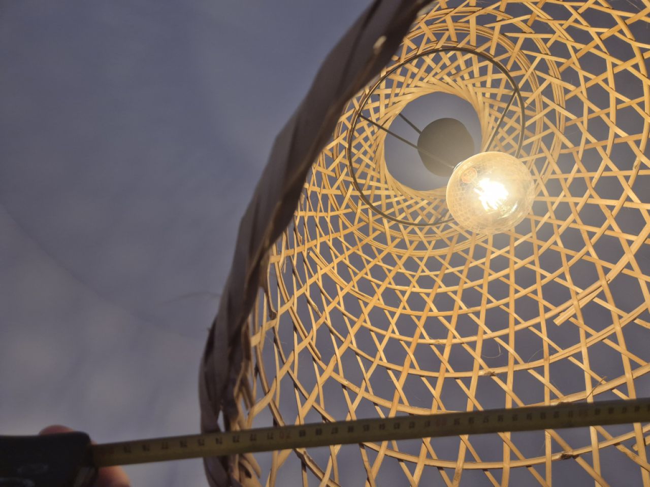 Große Rattandeckenlampe mit Glühbirne