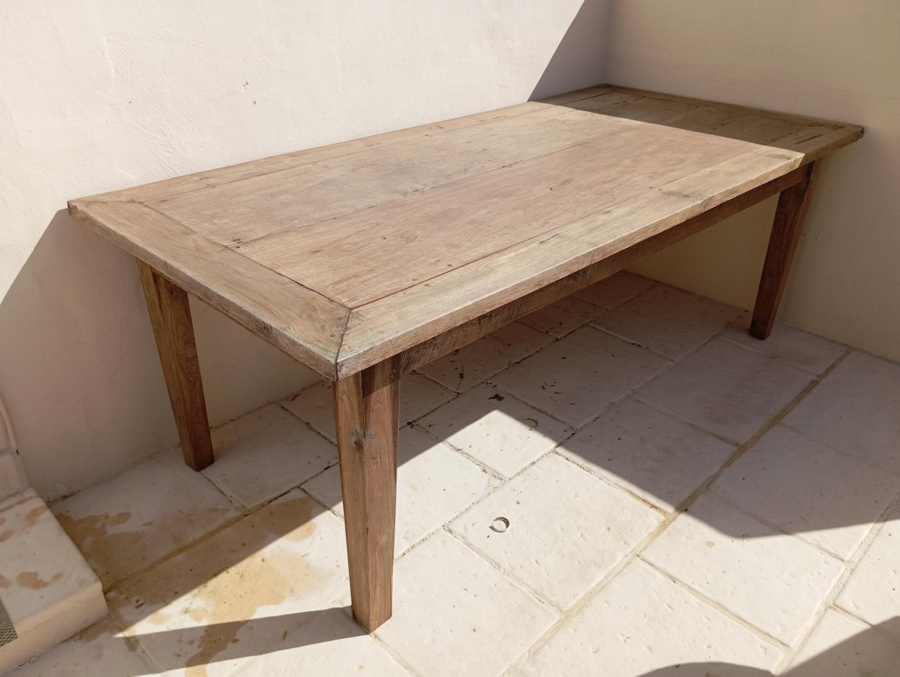 Gran mesa de madera marrón