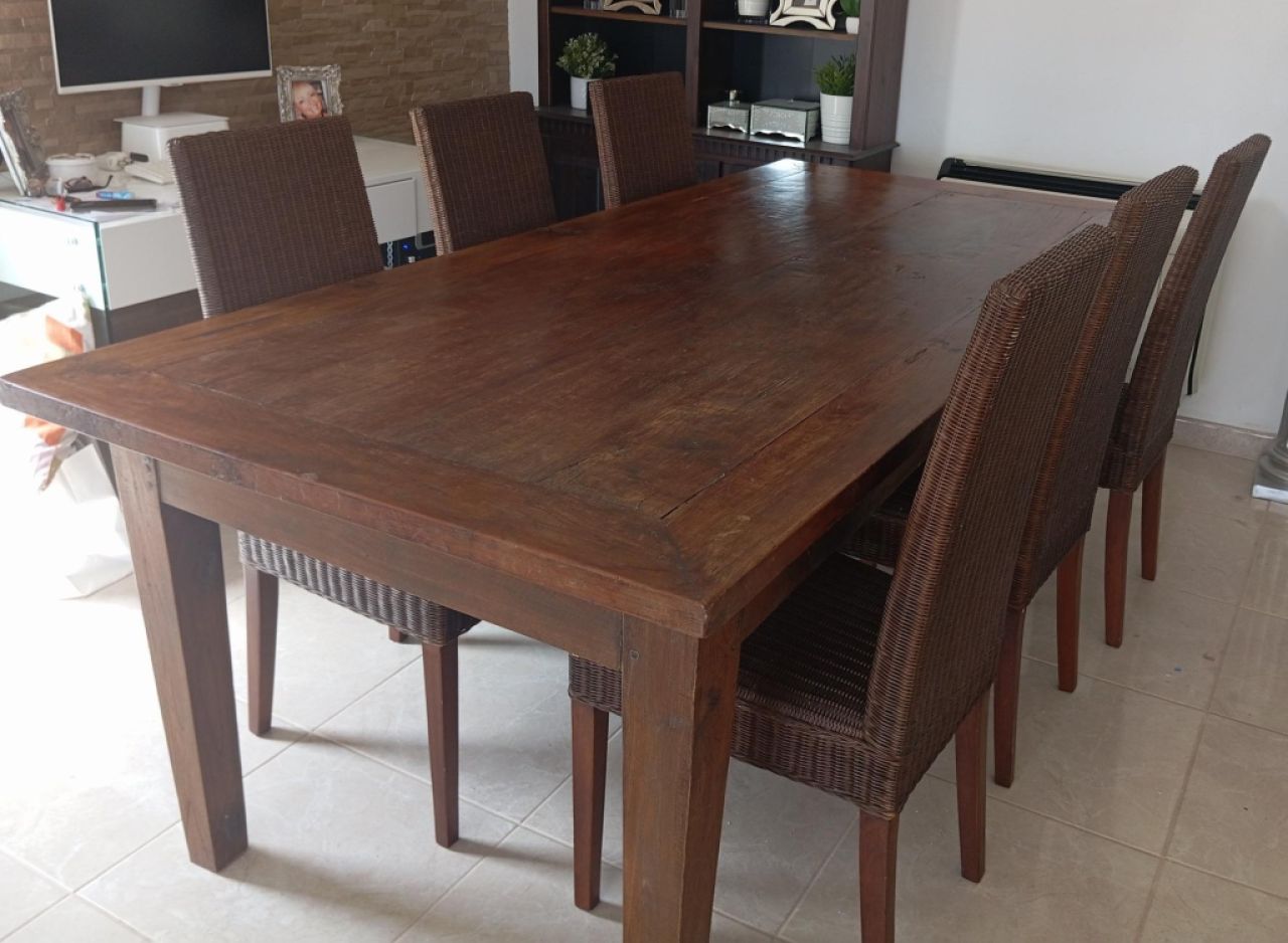 Großer brauner Holztisch mit 6 Stühle