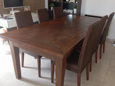 Großer brauner Holztisch mit 6 Stühle